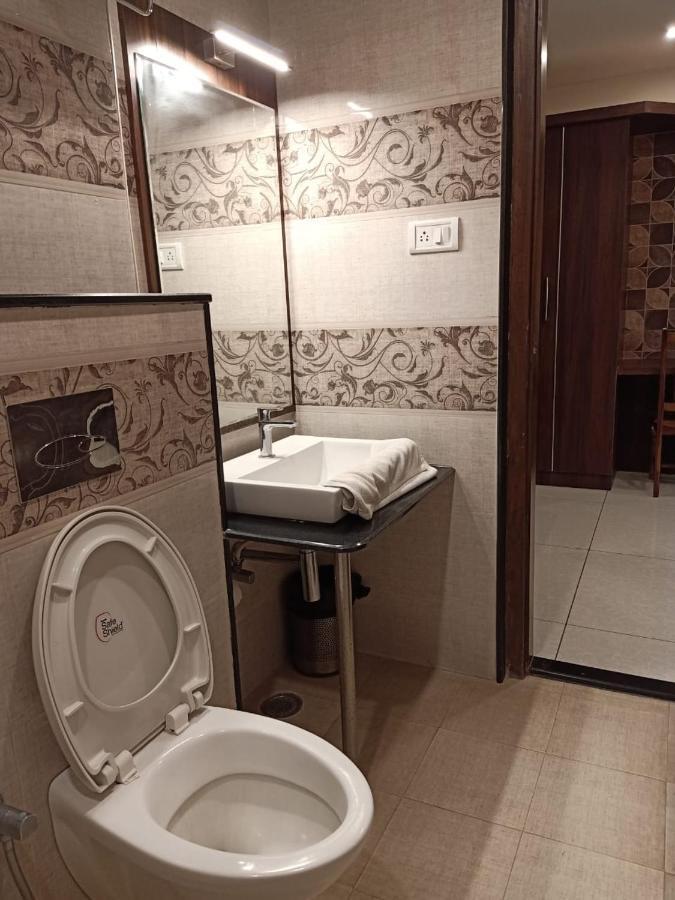 Hotel Golden Amulya Rest Wings Yelahanka Esterno foto