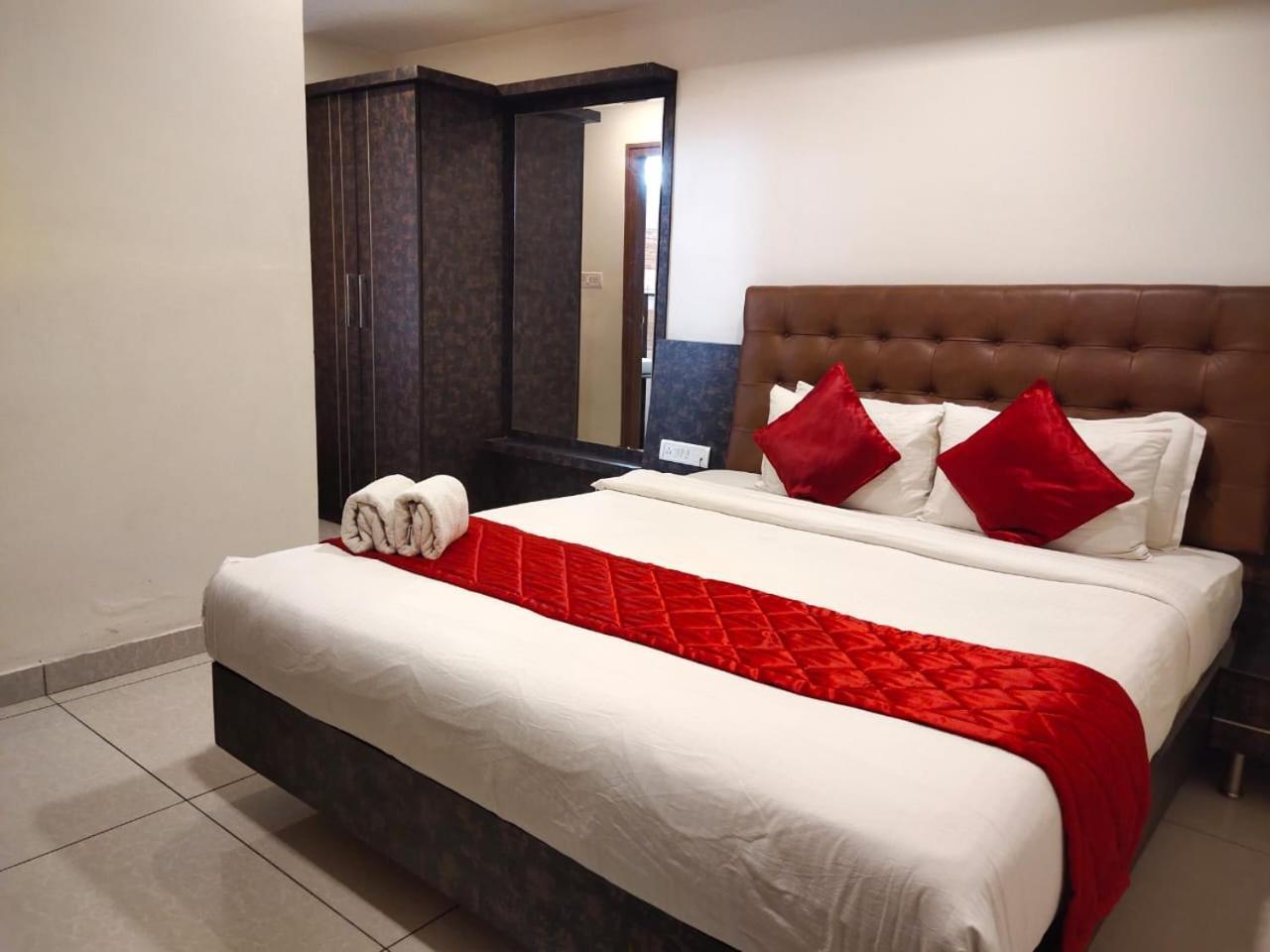 Hotel Golden Amulya Rest Wings Yelahanka Esterno foto